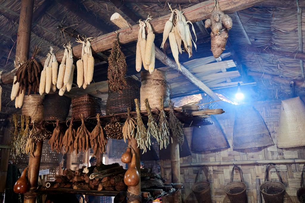 L'intérieur d'un morung Naga Chakhesang, Hornbill Festival, Nagaland [Inde] - 2023