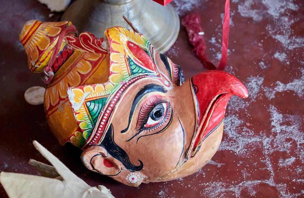 Les moines fabriquent des masques au Samaguri satra [Majuli, Assam, Inde] - 2023 