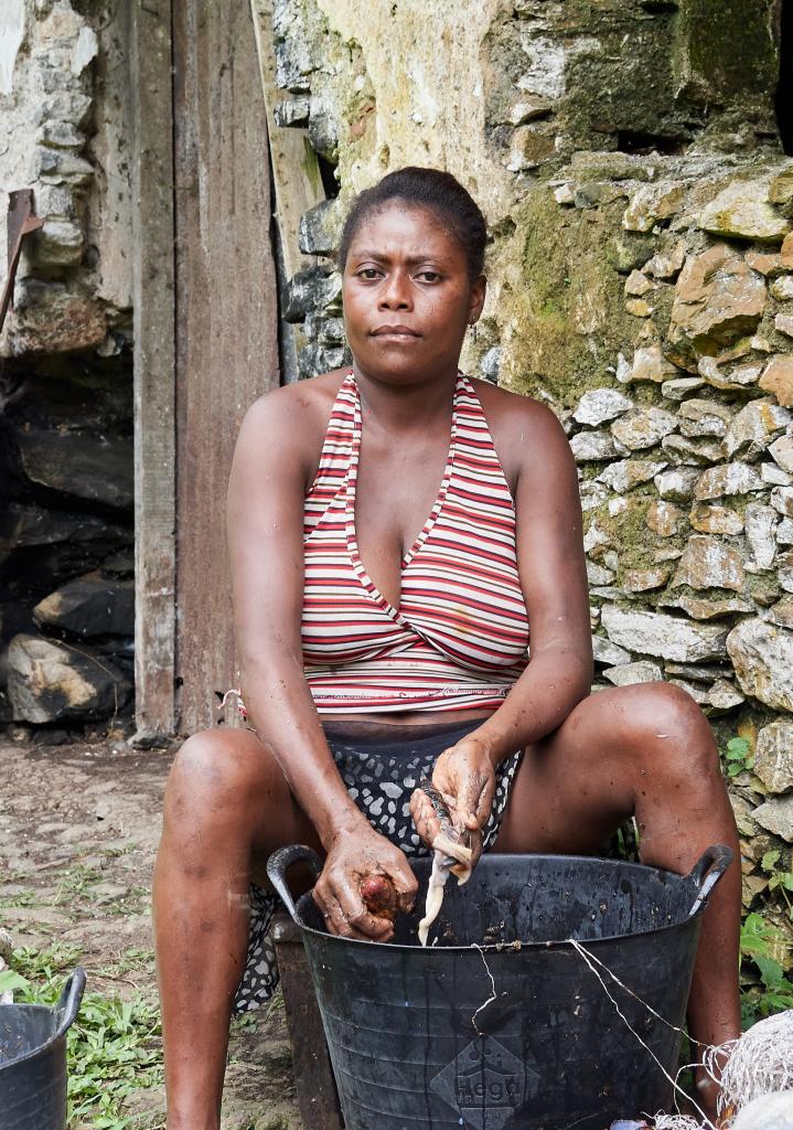 Préparation des escargots, Village de Bombain [Sao Tomé] - 2024
