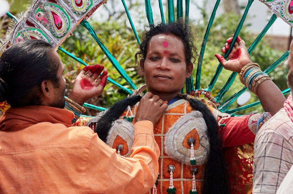 Fête de Holi [Inde] - 2020. Un hijra (transgenre) se prépare pour danser