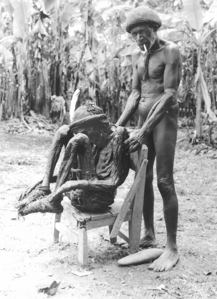 La momie du village Hombokoa, les Hautes Terres, Irian Jaya [Indonésie] - 2001