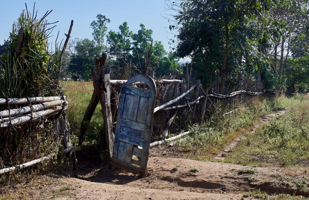 Une des portes du village d'Ainguel [Guinée] - 2024 