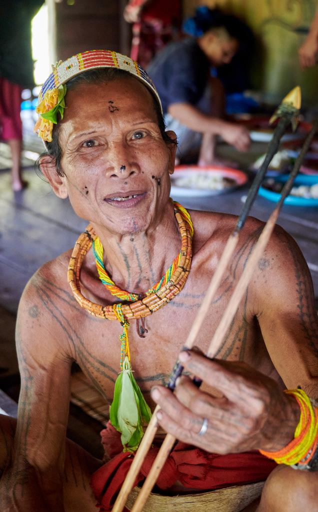 Aman Lupaï prépare ses flèches pour la chasse, île de Siberut [Indonésie] - 2025