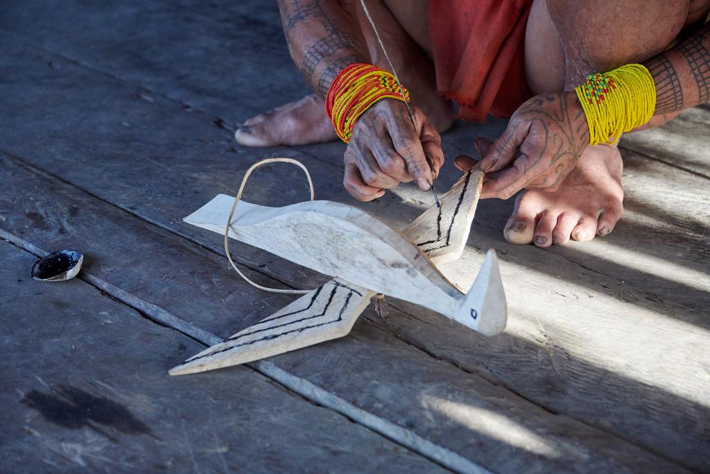 Décoration de l'oiseau-esprit fabriqué par Tewagoy, île de Siberut [Indonésie] - 2025