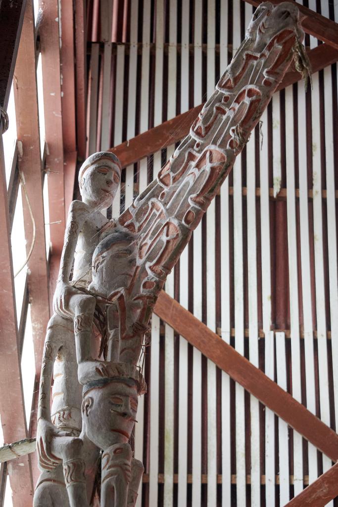 Agats, totem Asmat installé dans l'église [Papouasie indonésienne] - 2025