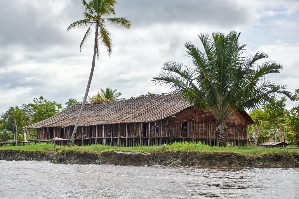 Une maison longue en territoire Asmat, une église [Papouasie indonésienne] - 2025 