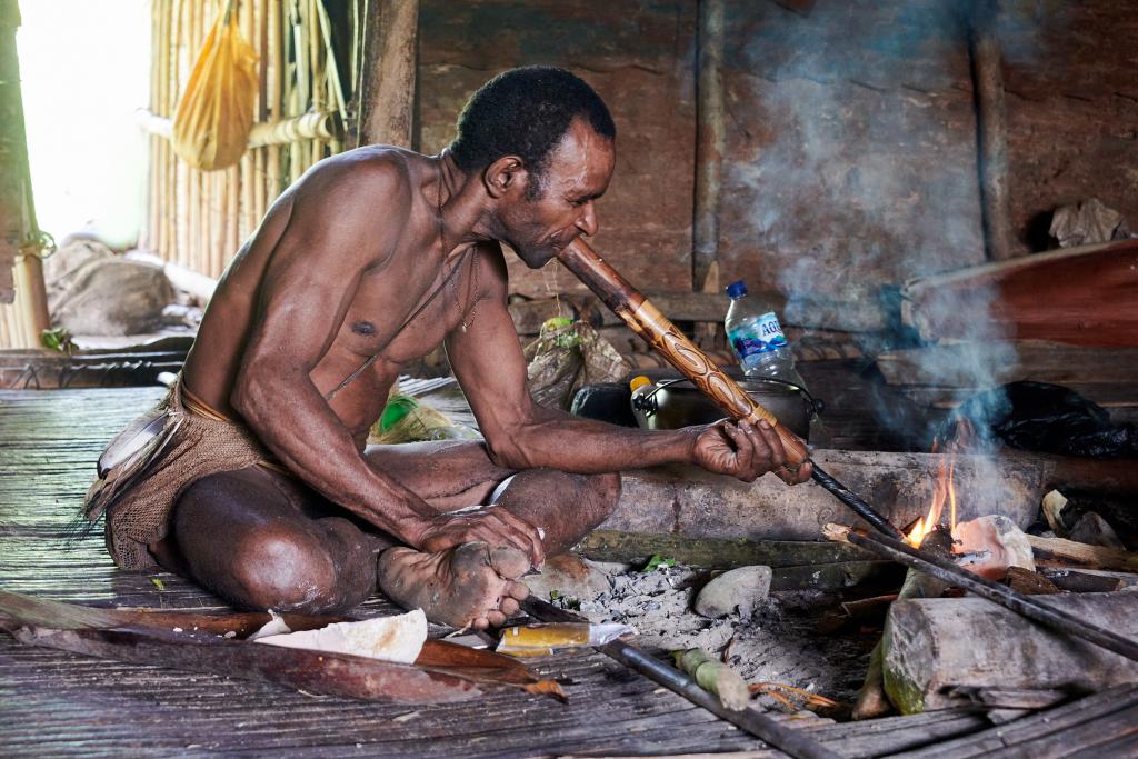 Préparation du cochon, pays Korowaï [Papouasie indonésienne] - 2025