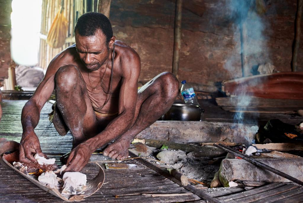 Préparation du cochon, pays Korowaï [Papouasie indonésienne] - 2025