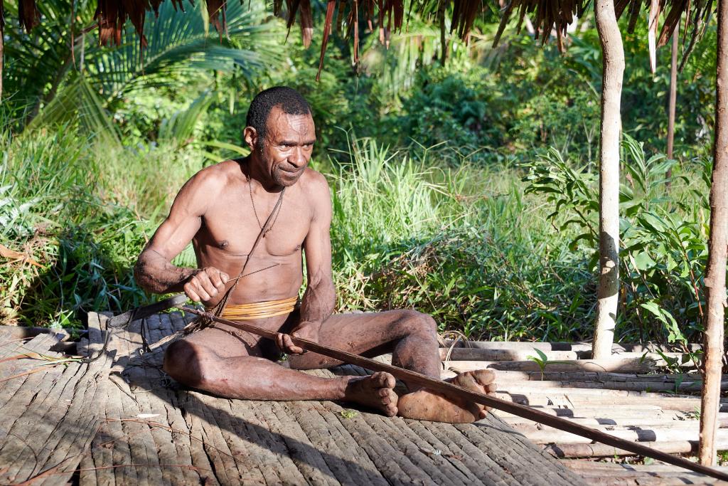 Fabrication d'un arc, pays Korowaï [Papouasie indonésienne] - 2025 