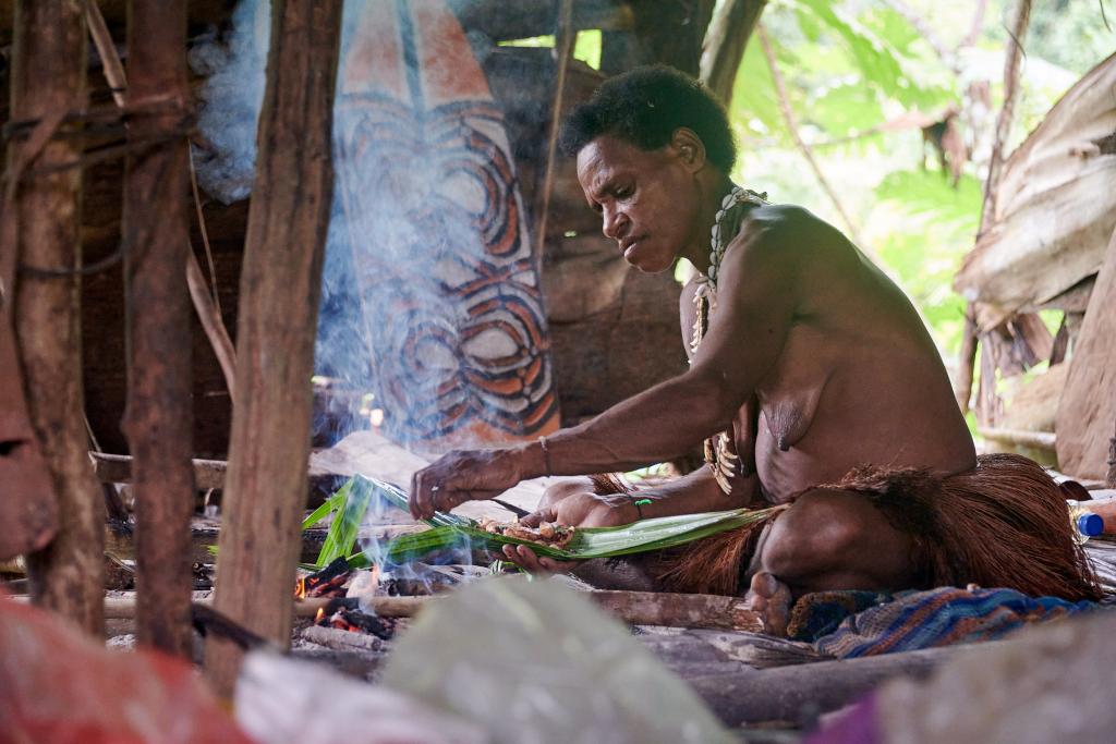 Cuisson des vers de sagoutier pays Korowaï [Papouasie indonésienne] - 2025 