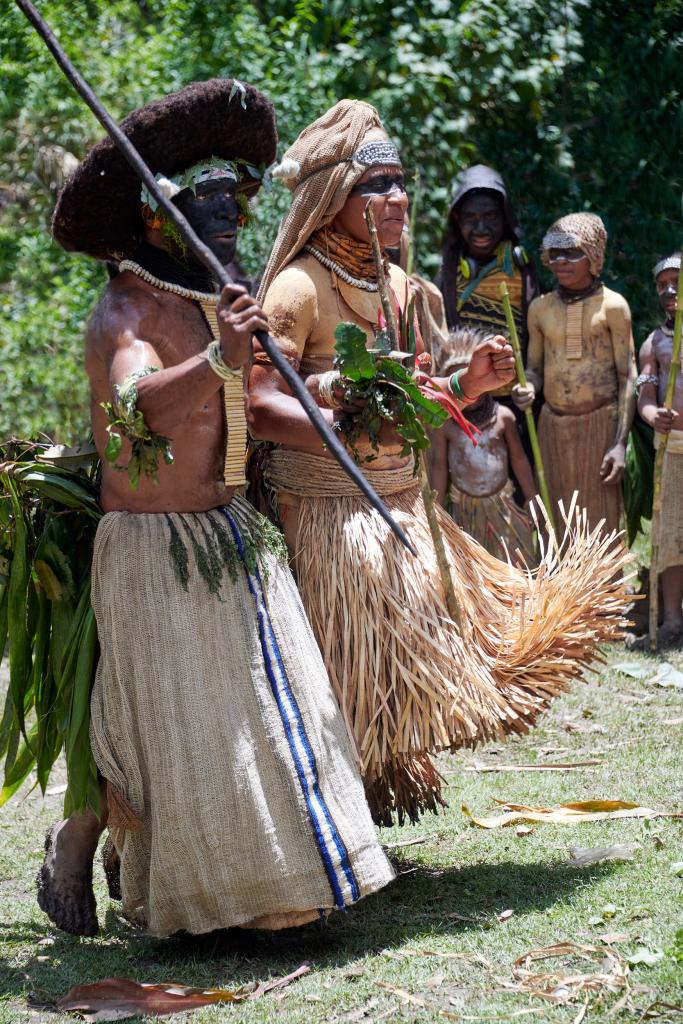 Retour d'initiation, des jeunes filles choisissent leur partenaire [Papouasie Nouvelle Guinée] - 2024