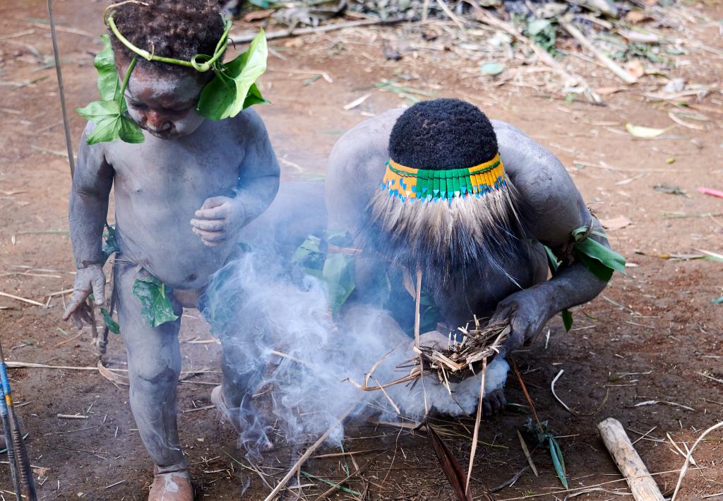 Tribu des Asaro, préparation du feu [Papouasie Nouvelle Guinée] - 2024 