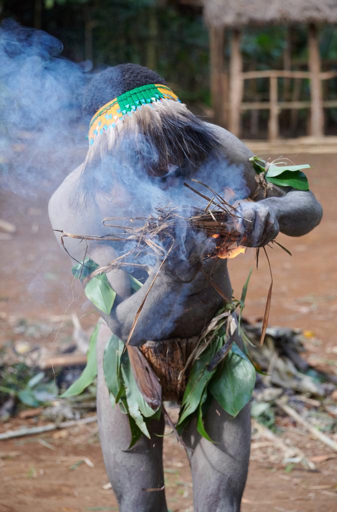 Tribu des Asaro, préparation du feu [Papouasie Nouvelle Guinée] - 2024 