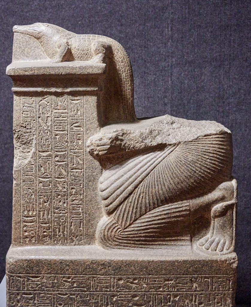 Statue théophore présentant le dieu crocodile Sobek, musée de Louxor [Egypte] - 2022 