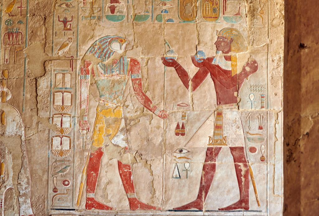 Hatshepsout faisant des offrandes à Horus. temple d’Hashepsout [Egypte] - 2022