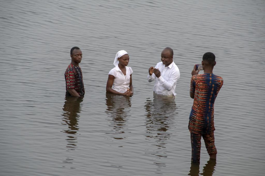 Baptême dans le lac Ahémé, près de Ouidah [Bénin] - 2018