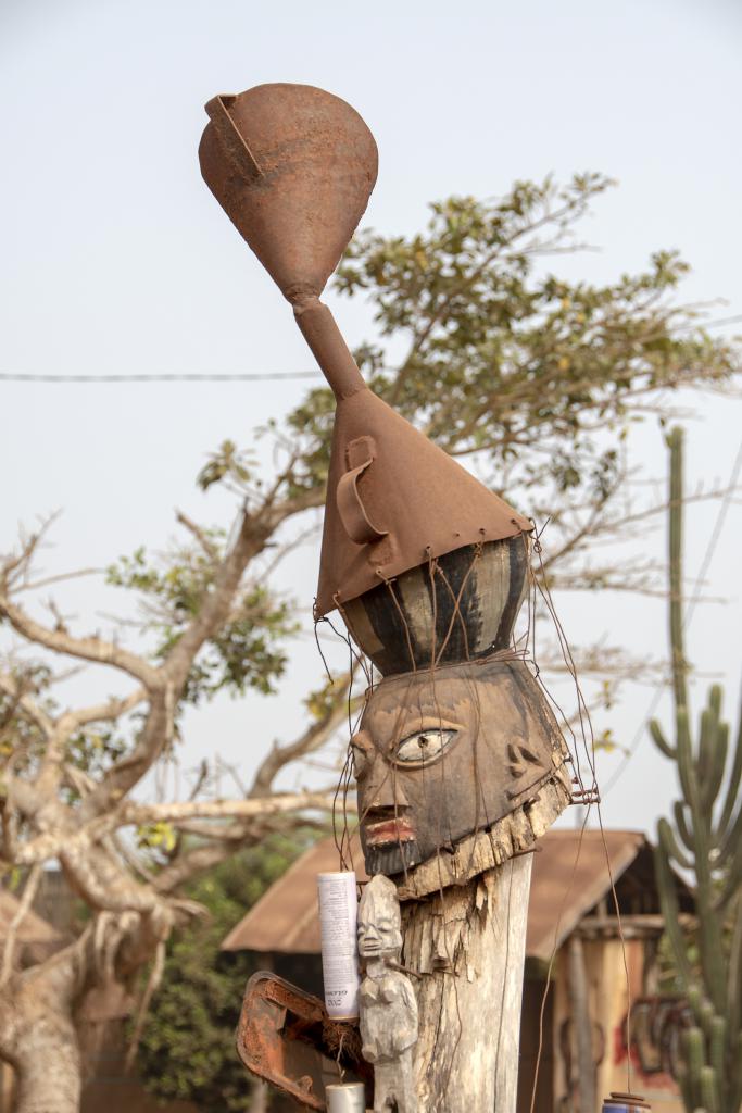 L'oeuvre d'un sculpteur dans les rues d'Abomey [Bénin] - 2018