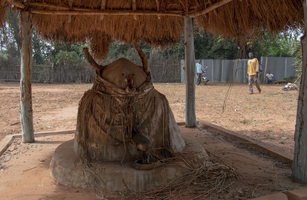 Fétiche protecteur dans la forêt de Niaouli [Bénin] - 2018