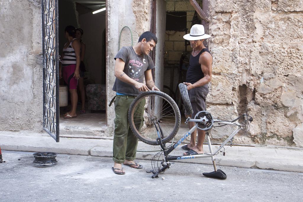 Réparateur de vélos, La Havane [Cuba] - 2014