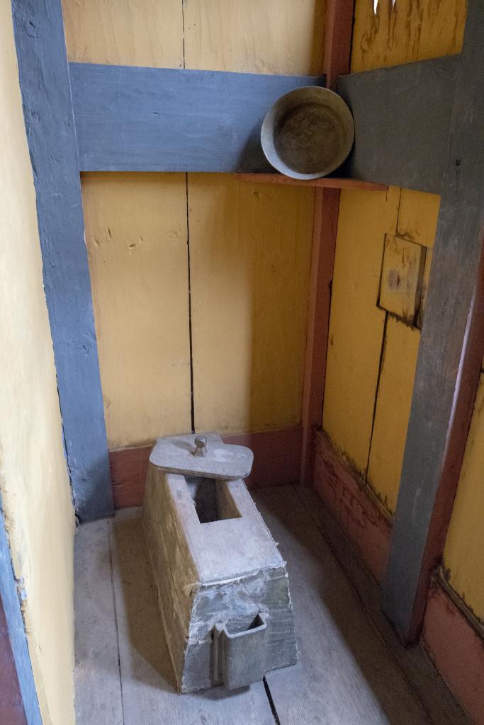 Ogyencholing, Vallée de Tang. Très rare : des toilettes intérieures