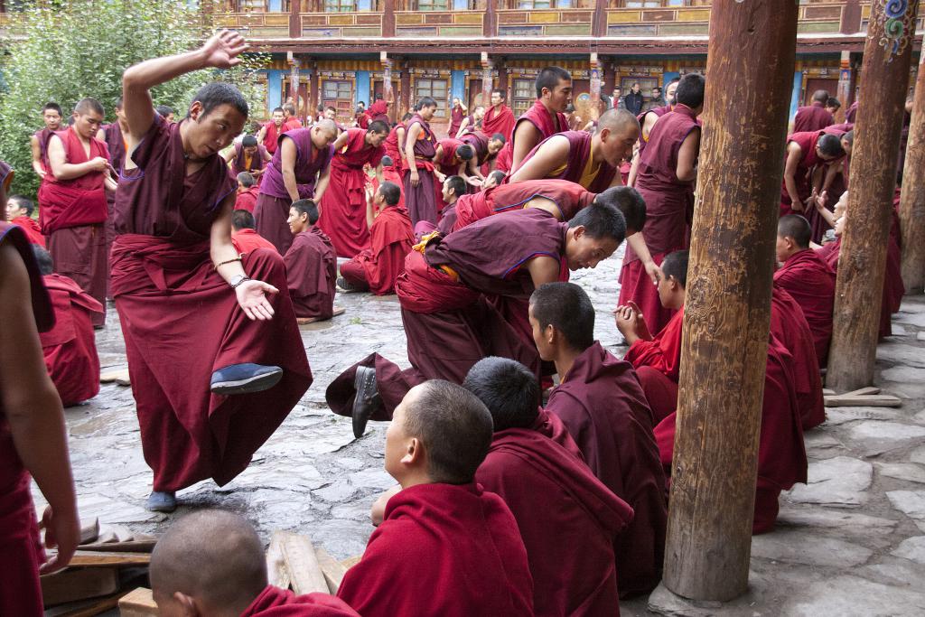 Joutes oratoires au monastère de Dongzsar [Pays de Kham, ancien Grand Tibet, Chine] - 2014