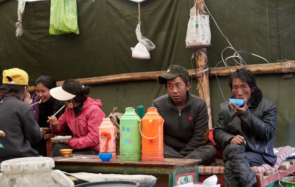 Une tente où les pèlerins peuvent prendre un thé chaud et manger une soupe 