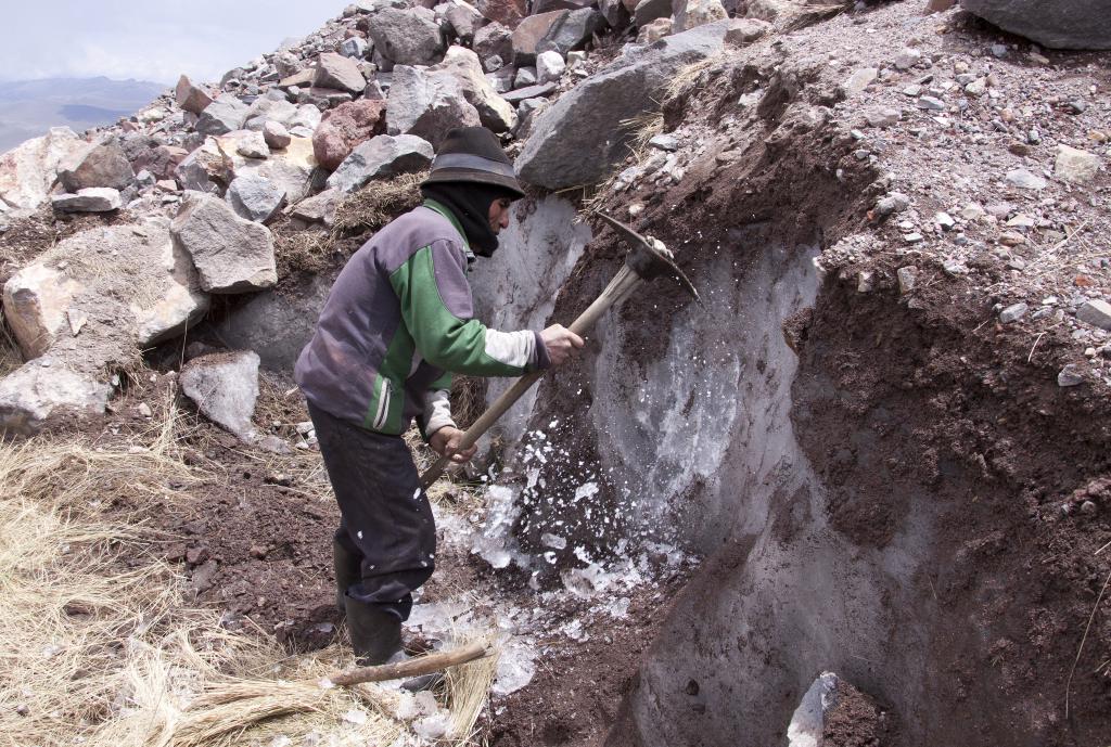 Il creuse un sillon profond qui délimite le bloc qu'il extraira des flancs du Chimborazo