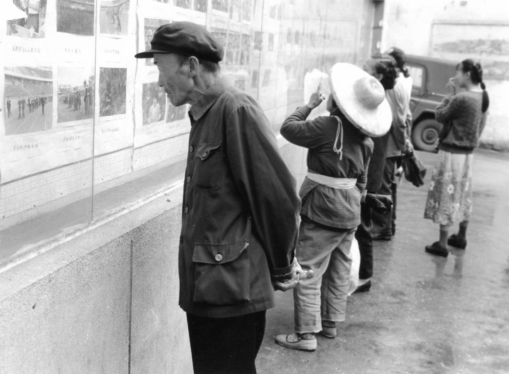 Lecture des dernières nouvelles, Kunming, Yunnan [Chine] - 1992