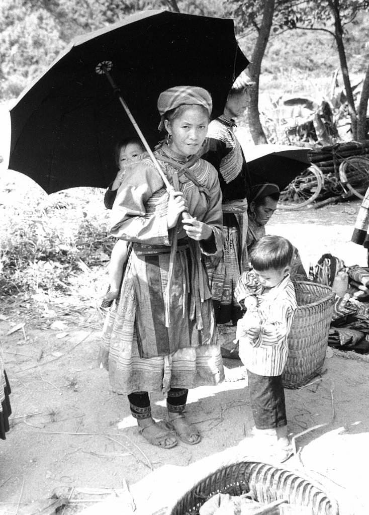 Famille de l'ethnie Hmong fleuri, Lao Cai [Vietnam] - 1995