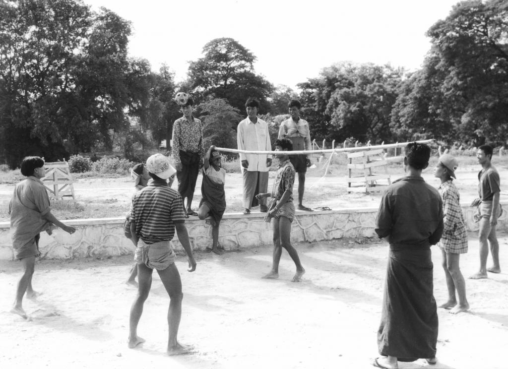 Joueurs de Chinlon (balles de rotin tressé) [Birmanie] - 1998