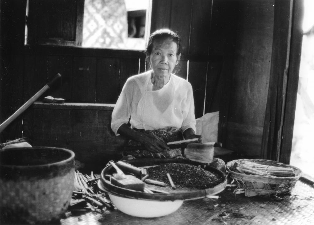 Une rouleuse de cigares, près du lac Inlé [Birmanie] - 1998