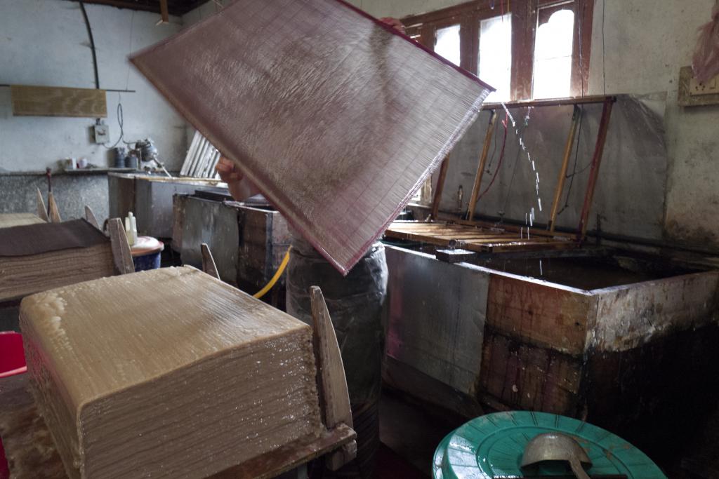 Extraction d'une feuille de papier grâce au tamis de bambou 