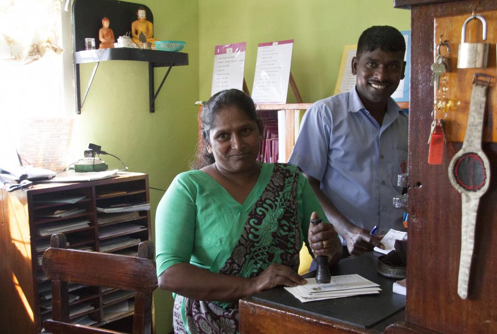 La postière et le chef du bureau de poste d'Idalgashinna [Sri Lanka] - 2016