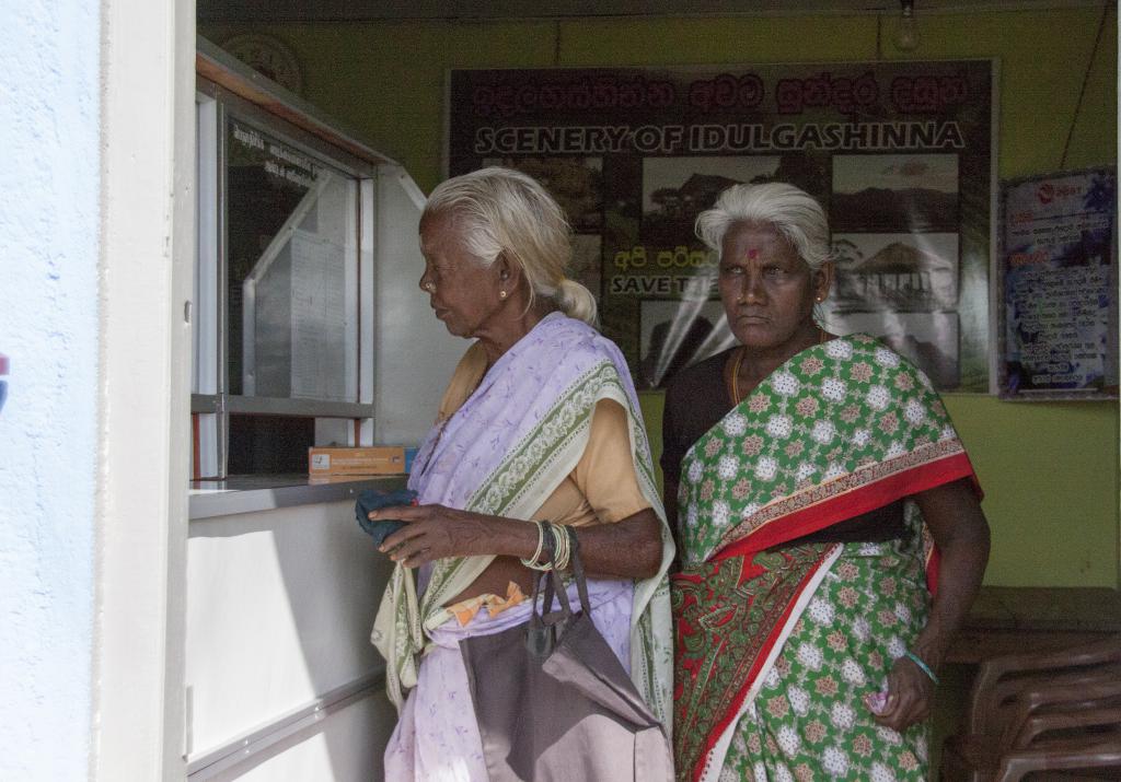 Clientes du bureau de poste d'Idalgashinna [Sri Lanka] - 2016
