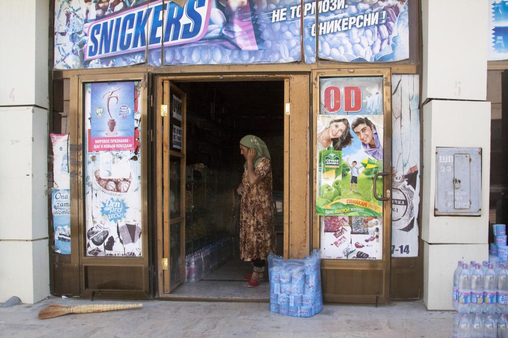 Marché Bokhara - boutique snickers.jpg