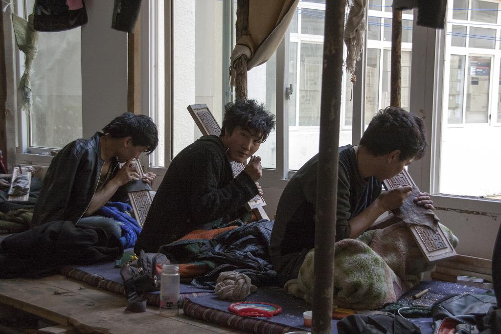 Graveurs de plaques pour l'imprimerie de Dêge, Pays de Kham, ancien Grand Tibet [Chine] - 2014