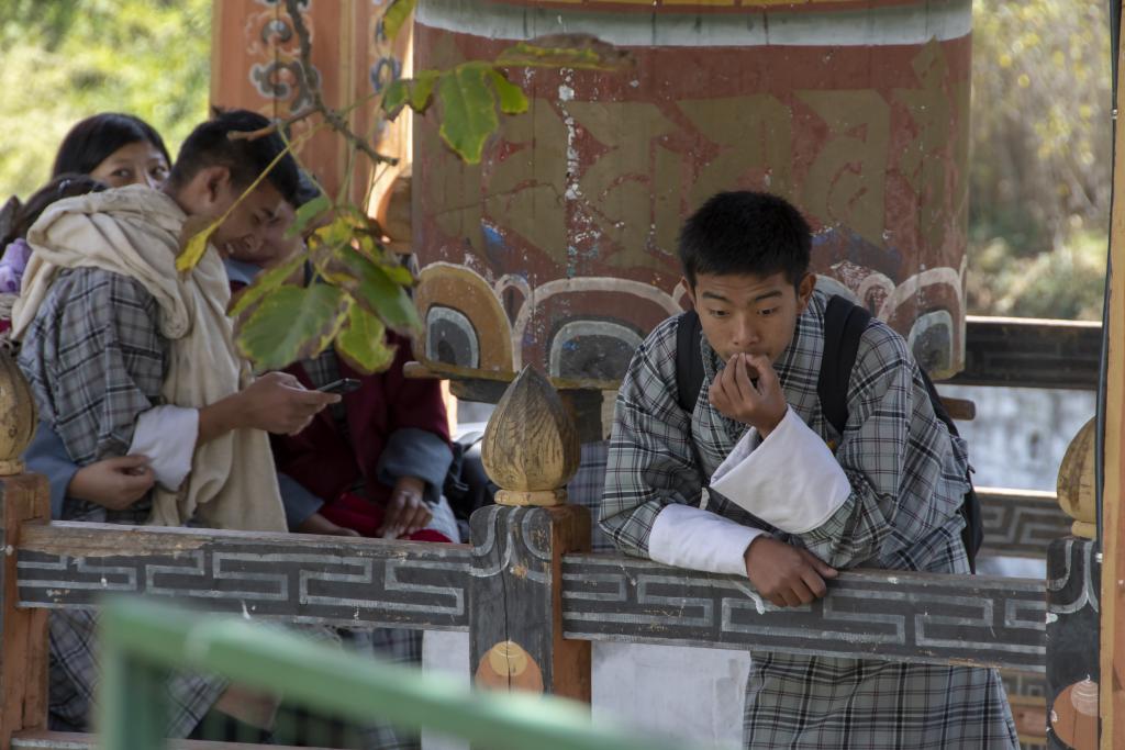 Lycéens près du Dzong de Sintoka [Bhoutan] - 2018