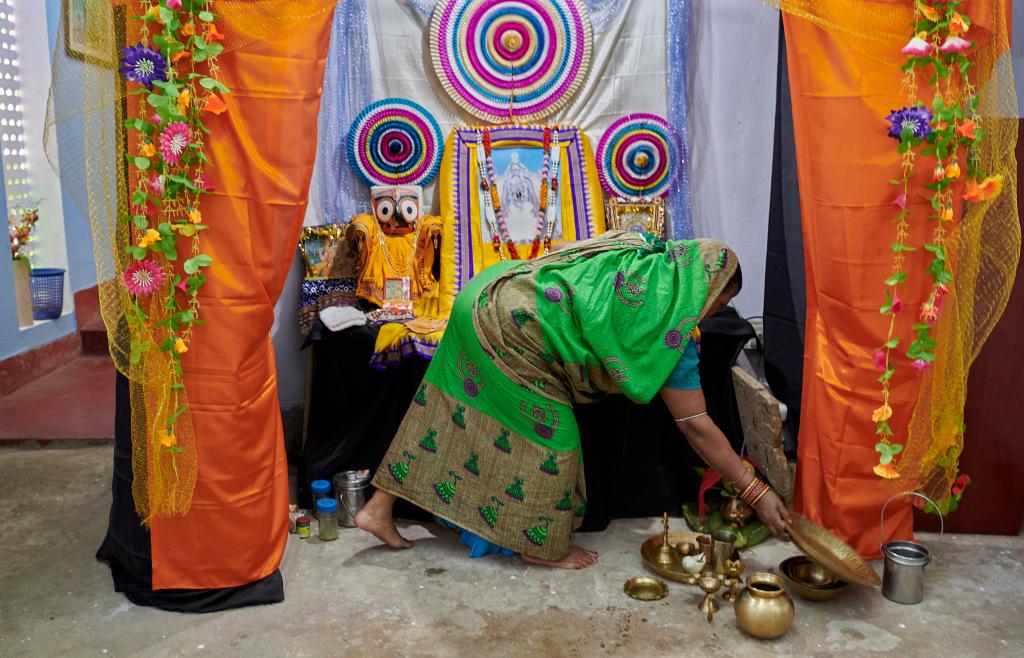 Danseurs de Raghurajpur [Orissa, Inde] - Devant l'autel domestique dédié à Jagannath